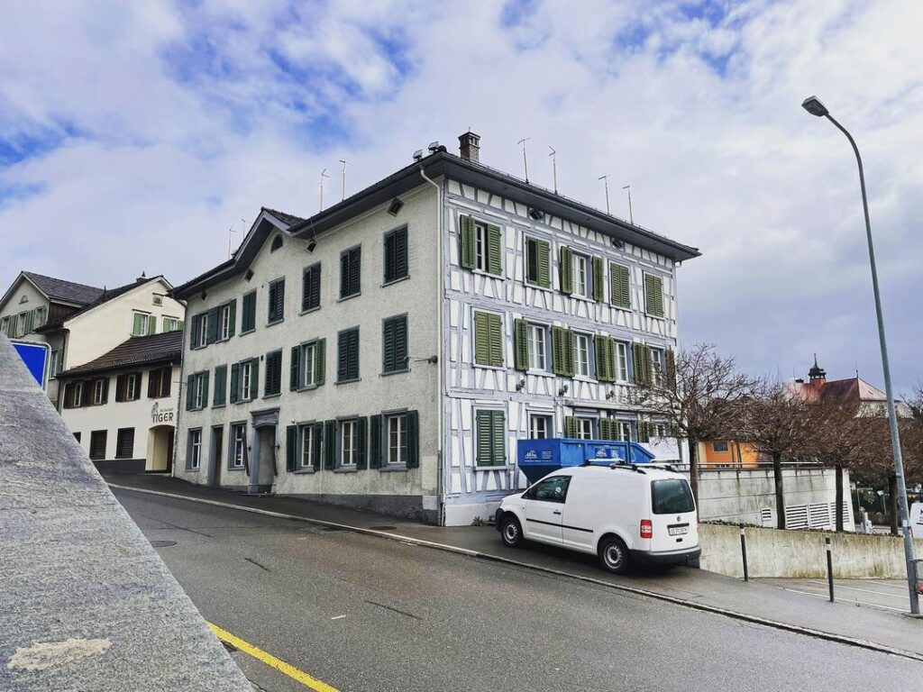Mehrfamilienhaus mit Firmenfahrzeug von Beni’s Söhne Elektro