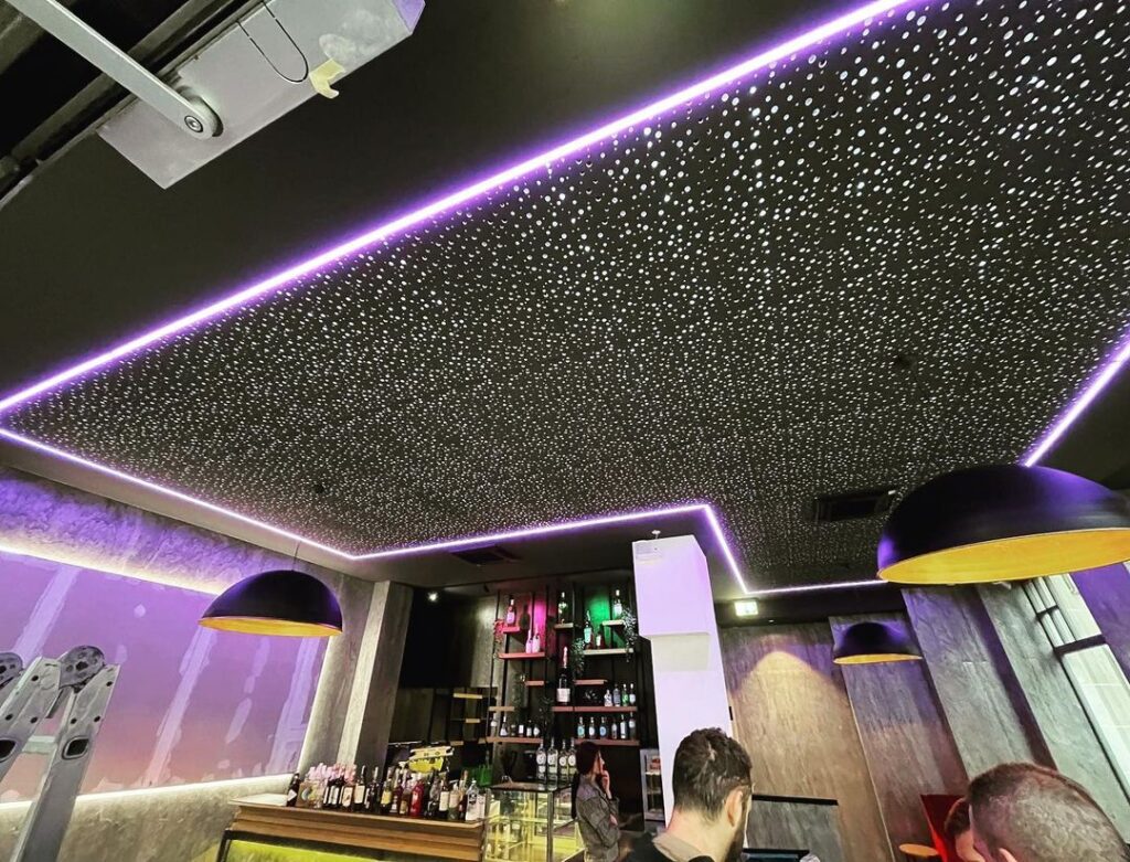 Bar mit Sternenhimmel-Decke und LED-Beleuchtung – Lichtkonzept von Beni’s Söhne Elektro