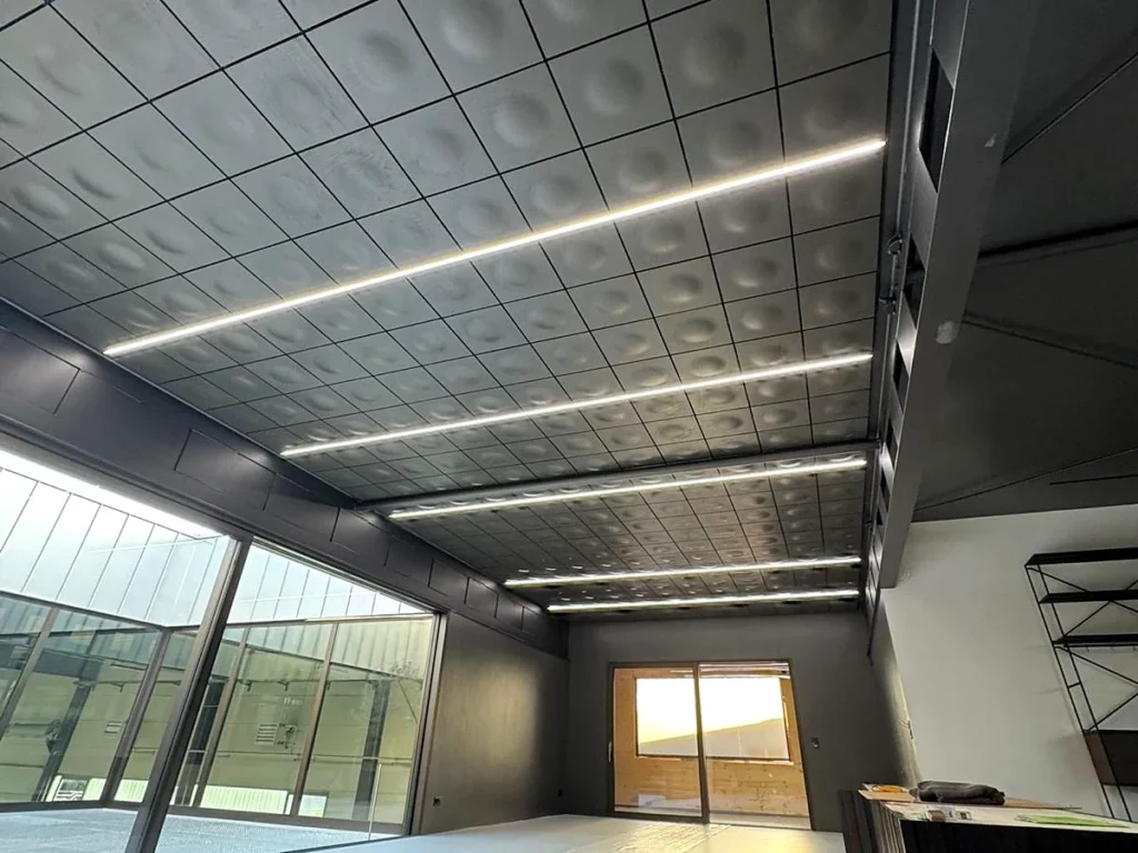 Gewerberaum mit LED-Lichtbändern in der Akustikdecke – Elektroinstallation von Beni’s Söhne Elektro