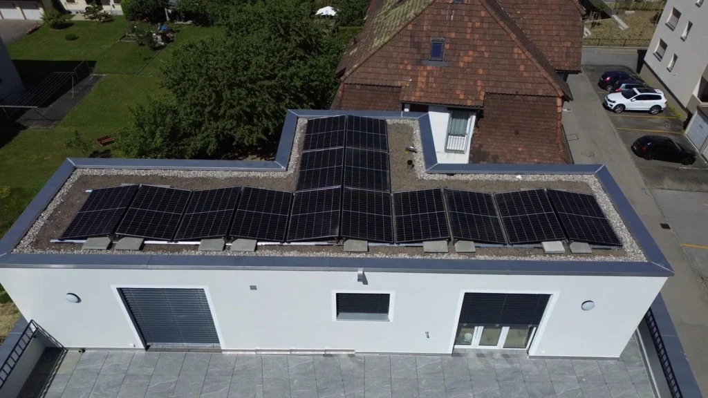Photovoltaikanlage auf dem Flachdach eines Mehrfamilienhauses in Kreuzlingen – Beni’s Söhne Elektro